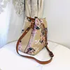 Borsa a secchiello Borsa da donna Borse a tracolla Moda vera pelle Lettere classiche Stampa floreale Rifiniture in metallo Tether Tracolla chiusa rimovibile Cerniera interna