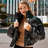 女性のダウンパーカス冬の温かい厚いPUレザーコート女性ショートファッションブラックコットンパッドレディジャケットエレガントジッパー服220919