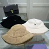 Kış Cimri Kötü Şapkalar Kadınlar Erkek Tasarımcı Kova Şapkası P Kürklü Kapaklar Sıcak Bonnet Moda Yumuşak Takım Kapağı 3 Renk