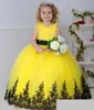 2023 Geel Tule Lace Bloem Girl -jurken voor bruiloft Crew Nek Mouwloze zwarte applique vleugel Bow Long Girls Pageant -jurken BO9374 GB0920