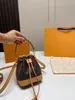 Kosmetiska väskor Fodral NANO NOE M81266 läder Shoulder Crossbody-väskor Handväskor lyxig Designer mini Bucket Bag damväska plånbok Grossistprisavdrag