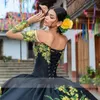 Mexikanska charro quinceanera kl￤nningar svart satin fr￥n axel broderi applikationer p￤rlor sn￶rning ruffles vestidos de 15 anos