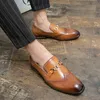 Luxo Metal Button Bullock Designer Sapatos casuais vestido Men Pu Solid Color British esculpido dedo pontado de dedão clássico confortável diariamente desgaste grande 37-46