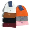 Chapeau tricoté automne/hiver correspondant à la broderie croisée chapeaux de rue à la mode décontractée