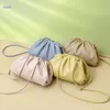 مصمم الفاخرة مصغرة حقيبة اليد حقائب اليد فينيتاس أزياء على الإنترنت نساء 039S حقيبة رسول أنثى سحابة 202516228