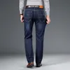Jeans pour hommes SHAN BAO automne printemps ajusté jeans en denim stretch droit style classique badge jeunes hommes d'affaires pantalons décontractés 220920