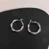 Hoop örhängen Metal Twist Circle Woman Minimalist Winding Light Luxury Buckle Dangle Stud Earring Party Ovanligt öronklippsmycken