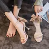 Kl￤dskor ett sp￤nne med sandaler f￶r kvinnor sommaren 2022 Koreansk version Joker Bow ￶ppen t￥ sexiga stilett klackar