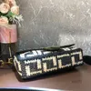 Bolsas de noite Bolsa de palha tecida Bolsa de baguete feminina Bolsas de ombro Moda Letra bordada Alça de ombro Perfurada à mão Palha Novo estilo Fre