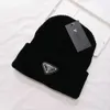 Nouveau Bonnet Tricoté Mode Triangle P Lettre Impression Cap Populaire Chaud Coupe-Vent Stretch Multicolore Haute Qualité Bonnet Chapeaux Personnalité Street Style Couple Chapeaux