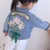 女の子のためのベビーデニムジャケットフラワー刺繍コート春秋のファッション子供キッズアウトウェアリッピングジーンズジャケットJean20220921E3