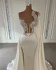 Abiti da sera in raso bianco senza maniche con scollo a V monospalla mantello appliques paillettes perle lunghezza del pavimento in rilievo spacco laterale celebrità plus size abiti da festa abito da ballo