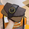 حقيبة Messenger Vintage Vintage Passbag Crossbody أكياس مترقعة لون حرف كلاسيكي محافظ رفرف محفظة قابلة للتعديل