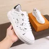 2022 Heren Casual Flat Trainer Sneaker Luxe Designer Ademende witte tennissportschoen Lace Up Multi -gekleurd voor herfst Winter MKJ000000001