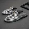 Drag Fashion Half Men Shoes Persönlichkeit Schwarz -Weiß Plaid pu ein Pedal Baotou exponierte Ferse Metalldekoration Casual D ae