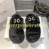 С дизайнером коробки Slipper Paris Cel Shearling Fur Open Slides Sandals Париж белый черный триумф -арх женщин