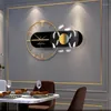 Väggklockor ljus lyx metallklocka modern minimalistisk personlighet mode vardagsrum hem dekoration med lampa