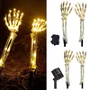 Abbigliamento per cani 1Pair Skeleton Hand Solar Light Outdoor Illuminato Arm Stakes Incandescente Skull Hands Decorazione di Halloween Lampada da prato 220921