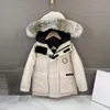 Manteaux pour enfants Vêtements pour bébé Manteau Veste Enfant Vêtement Enfants Designer À Capuchon Avec Badge Fasion Épais Chaud Vêtements D'extérieur Fille Garçon Filles Vêtements D'extérieur Parkas Classiques 100% Col De Fourrure De Loup