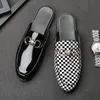 Half Drag Fashion Men Buty Osobowość Czarno -Biała Plaid Pu One Pedal Baotou Exposed Heel Metal Decoration Casual D Edb