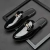 Skor män mode dra halv personlighet svart och vit rutig pu en pedal baotou exponerad häl metall dekoration casual d b