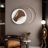 Dekorativa figurer europeiska matsal v￤ggdekoration ljus lyx metall h￤ngande vindklockor levande soffa bakgrund