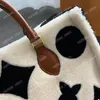 Moda Kadın Tote Tasarımcı Onthego Çanta Klasik Mektup Baskı Bez Çantalar Teddy Alışveriş Çantası Kış Kuzu Yünü Crossbody Omuz Çantası