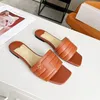 Zapatillas planas de piel de oveja de verano para mujer, zapatillas versátiles de moda de diseñador, sandalias de cuero de playa de lujo para mujer