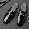 Skor män mode dra halv personlighet svart och vit rutig pu en pedal baotou exponerad häl metall dekoration casual d b