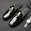 Mode halb Drag Männer Schuhe Persönlichkeit Schwarz -Weiß Plaid pu ein Pedal Baotou exponierte Ferse Metall Dekoration Casual Daily ad192