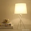 テーブルランプモダンなLEDランプノルディックファブリックデスクライトリビングルーム用の家の装飾バーベッドルームベッドサイドスタンドスタディ照明器具