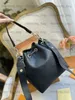 Black Lockme Bucket Handle Bag Grained Leather Collection Womens Luxurys Designers Cross Body Påsar Tjocka remmar Handväskor Purses Crossbody M57687 M57688 M5768