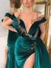 Hunter Green Velvet Mermaid Prom Dresses With Side Train Crystal Pärled Sheer Neck Arabic Trumpet Evening Gown