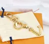 Modedesigner bokstav nyckel spänne väska bil nyckelring handgjorda läder nyckelringar man kvinna handväskor hänger hänge älskare nyckelar tillbehör hög kvalitet