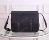 Mens Black Nylon Messenger v￤skor Designers Crossbody Bags mode sm￥ axelv￤ska klaffar med handv￤ska korsbodi lyx man handv￤ska fast f￤rg duk unisex