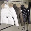 デザイナーレディースパフジャケットダウンジャケット、本物の毛皮の襟付きバッジフード付きコート暖かい冬のジャケットベルトレディースデザイナーの服