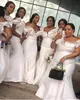 2023 남아프리카 인어 신부 들러리 드레스 긴 오프 어깨 주름 어깨 주름 메이드 명예 가운 새틴 캡 슬리브 플러스 웨딩 게스트 드레스 gf0923