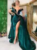 Hunter Green Velvet Mermaid Prom Dresses With Side Train Crystal Pärled Sheer Neck Arabic Trumpet Evening Gown