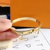 Designer Bangles Bangle Luxury Charm Armband Women Pendant Letters Jewelry 18K Gold Plated rostfritt stål Armband Manschett Fashion Accessories Letters Letters