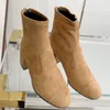 2023 designer de luxo cor sólida botas elásticas tornozelo feminino outono e inverno proteção contra frio mais caxemira sapatos quentes caxemira dedo do pé quadrado meias de couro bota fina