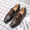 Mode loafers män skor personlighet fast färg textur pu pekad tofs affär casual bröllop fest dagligen ad221