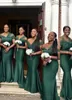 Robes de demoiselle d'honneur africaine vert foncé longue sirène élégante en satin d'épaule plus taille des robes de promo de mariage de mariage balayez la serre de la serre d'honneur