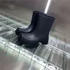 Botas botas de borracha bota de chuva sapatos impermeáveis ​​de designer de luxo de luto de luto grossa de salto grossa sola grossa de dente grossa e resistente a desgaste cinza preto