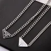 23SS Black White 2Color Triangle Letter Pendant Halsband Luxury Brand Designer Statement Smycken Titanium Steel Halsband Kedja M￤n kvinnor unisex g￥va