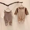 Rompers 2020秋の新生児の女の子の男の子の服ベビーロンパーのノースリーブソリッドジャンプスーツクロスバックバンドオーバーオールカジュアル衣装J220922