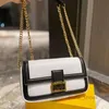 Bolsos de noche Bolso Baguette Bolsos cruzados Bolso de hombro para mujer Bolso de cadena de cuero de empalme de dos colores Hebilla de hardware dorado Compartimento interior Monedero con bolsillo con cremallera