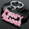 Nyckelringar Dongsheng Movie Kill Bill Series Pendants "Pussy Wagon" Letter Metal Emamel Keychains/Keyrings Accessories for Women/Men Gift