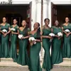 Robes de demoiselle d'honneur africaine vert foncé longue sirène élégante en satin d'épaule plus taille des robes de promo de mariage de mariage balayez la serre de la serre d'honneur