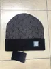 2022 Gorro / Calavera Gorro clásico Diseñador Gorro de invierno Hombres y mujeres Diseño de moda Gorros de punto Gorro de lana de otoño Letra Jacquard