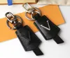 Porte-clés à la mode en acier inoxydable, porte-clés de voiture pour passionnés de sac, surface lisse en cuir manuel pour hommes et femmes, pendentif de sac à main, accessoires d'amant